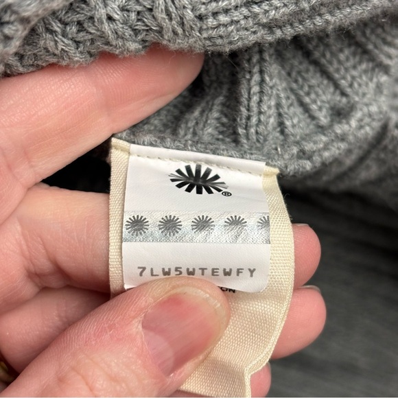 UGG Women’s Gray Raelynn Cowl Neck shirttail hem 3/4 sleeve Sweater Sz Medium - Picture 8 of 11